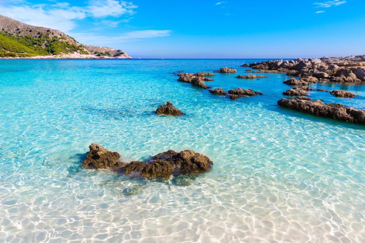 Villa Vistafar - Private Pool & Only 50m To The Sea *
