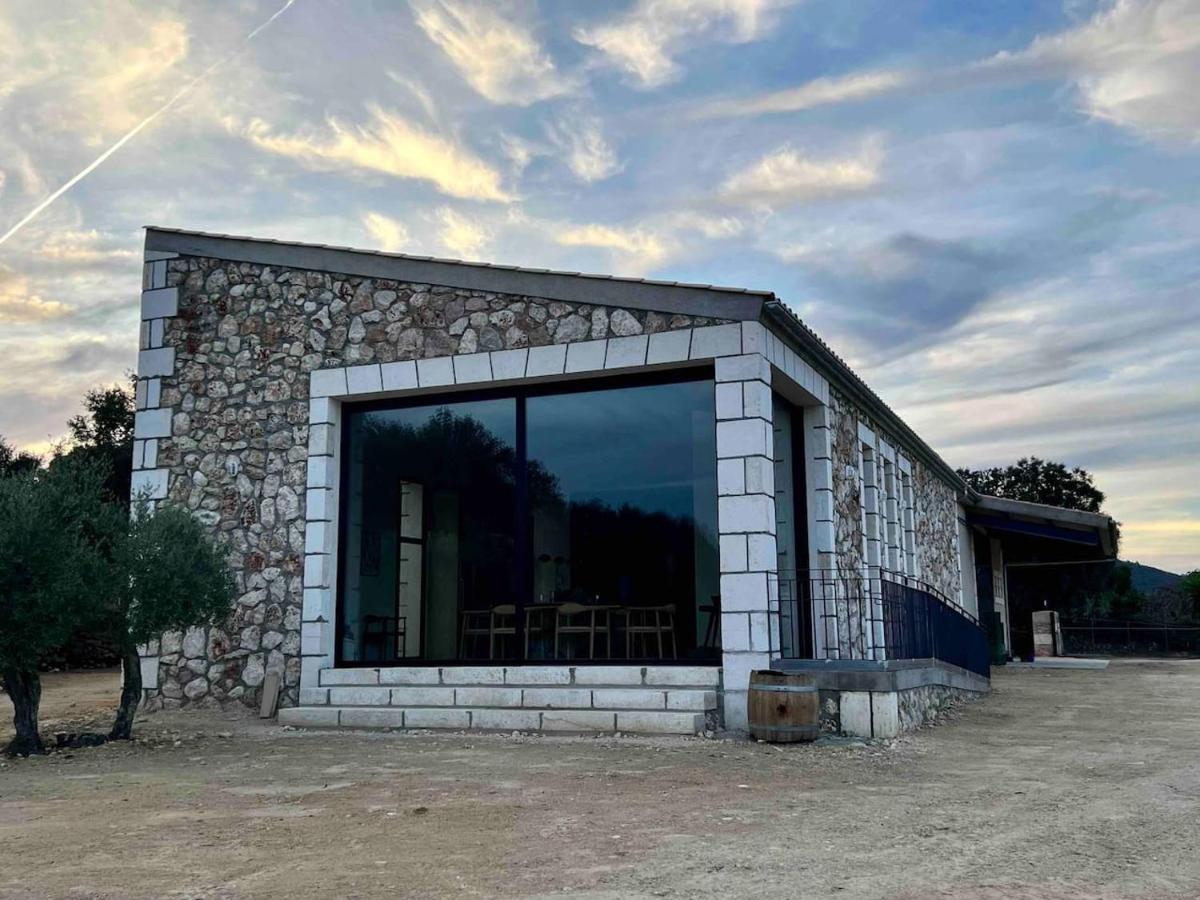 Dos Caballeros Winery & Vacation Llubi