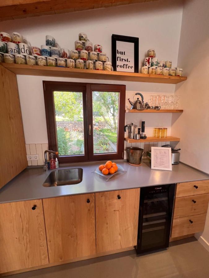 Dos Caballeros Winery & Vacation Chalet Llubi