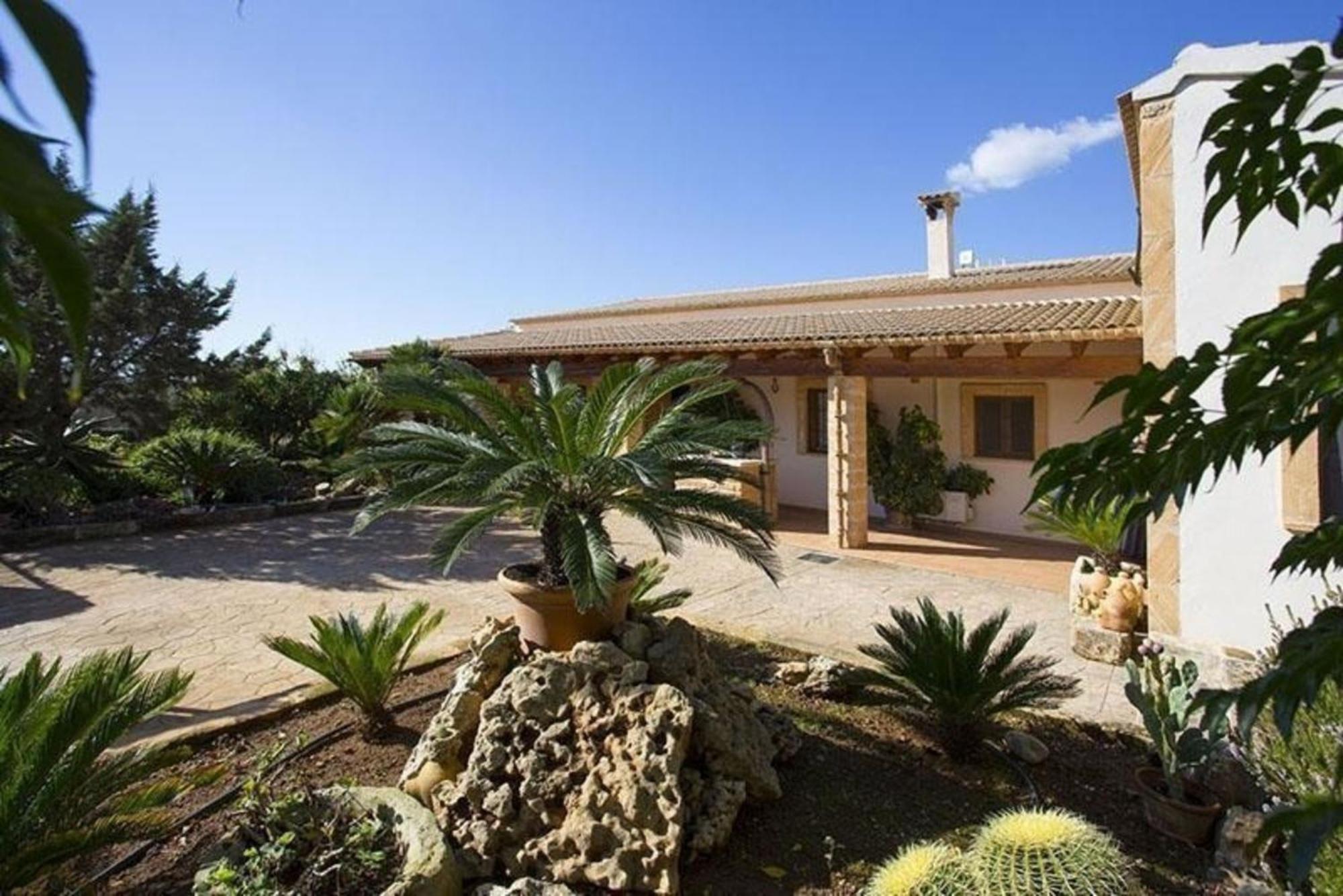 Inez Mit Pool Auf Mallorca
