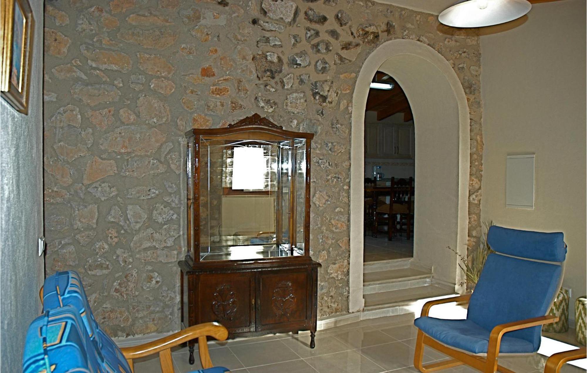 Stunning Home In Estellencs With Jacuzzi
