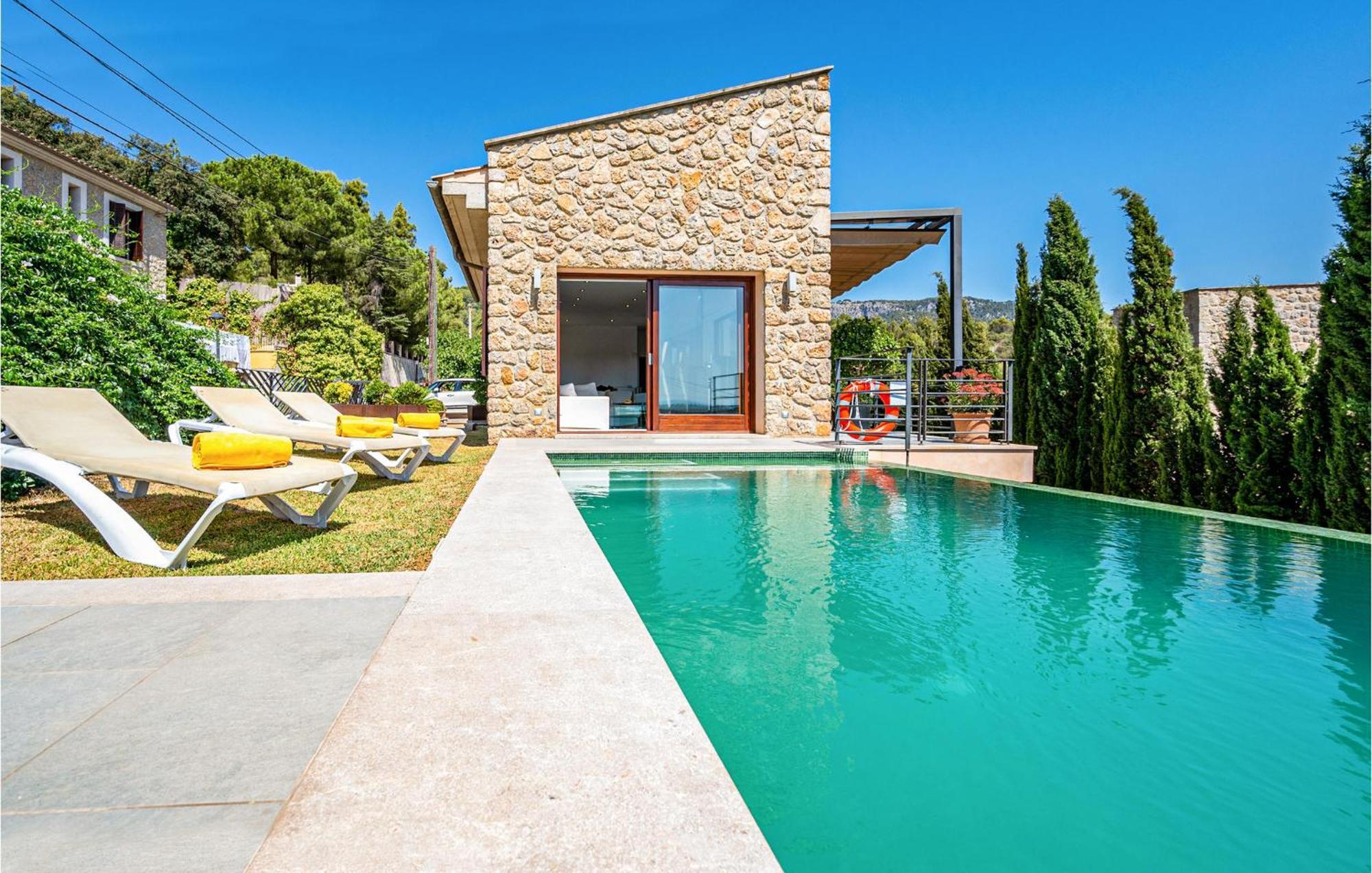 3 Bedroom Gorgeous In Mancor De La Vall *
