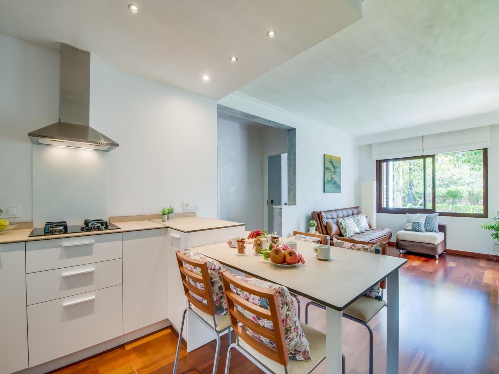 Apartamento With Private Garden