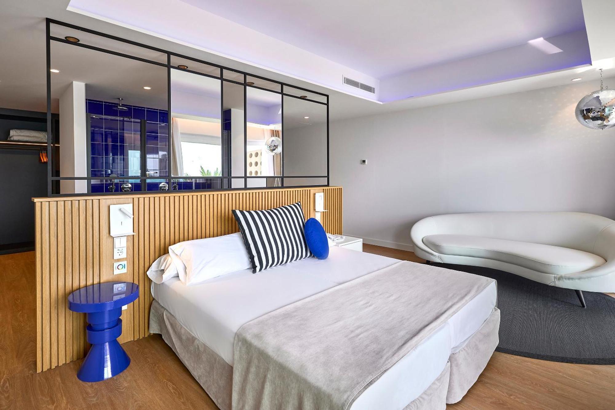 Universal Neptuno - Adults Only