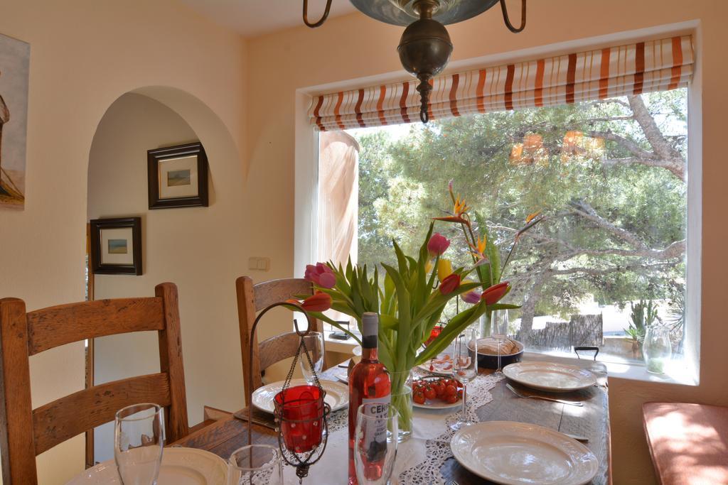 With Enchanting Sea Views And Pool For 7 Guests *