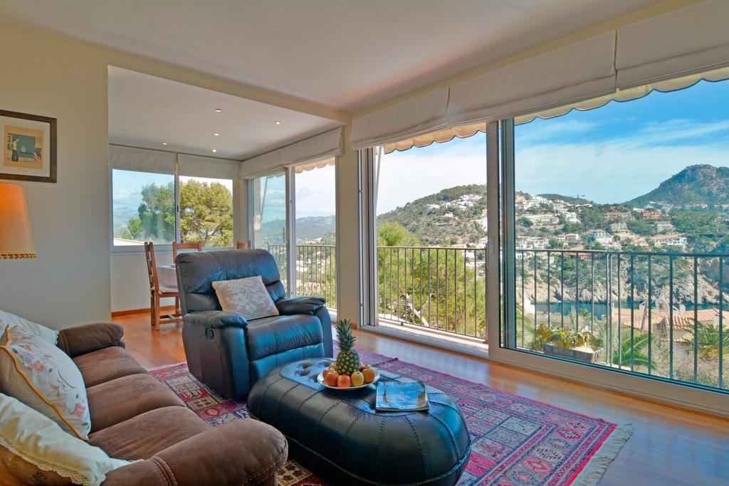 With Enchanting Sea Views And Pool For 7 Guests *