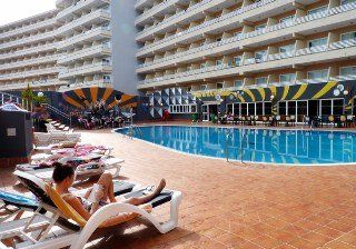 Fergus Pax Hotel