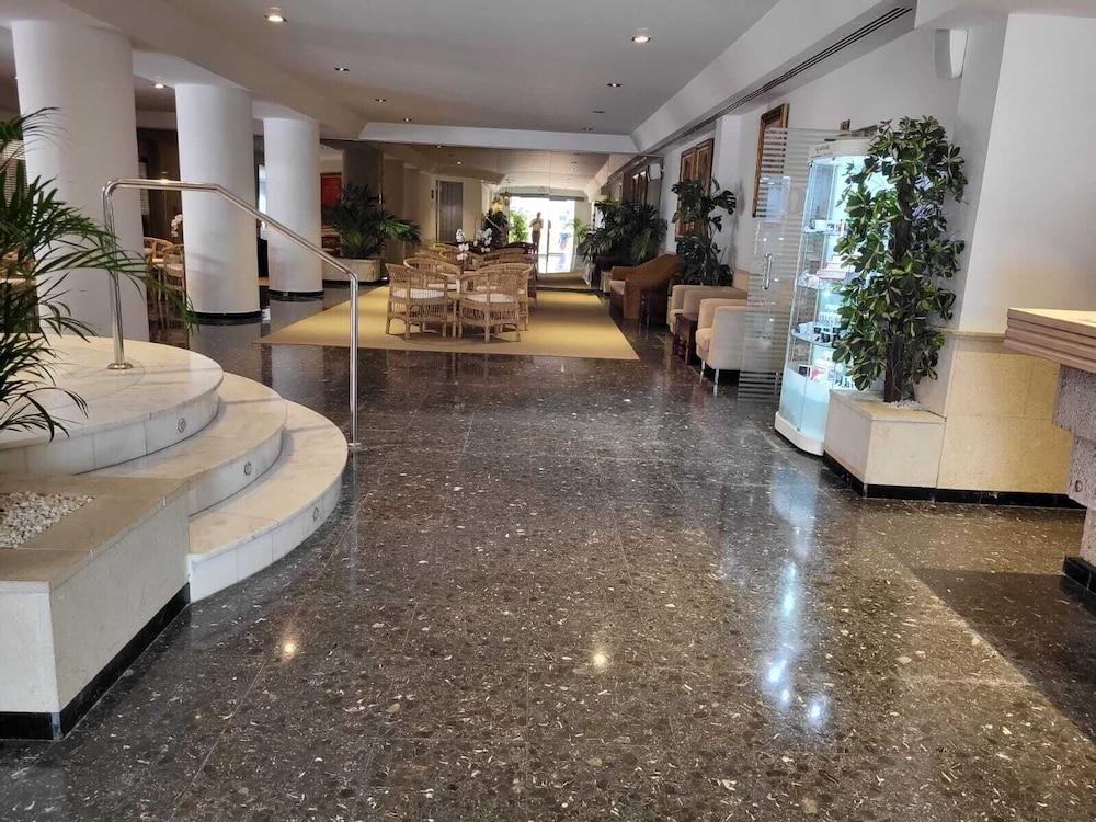 Roc Oberoy - Adults Only 4*