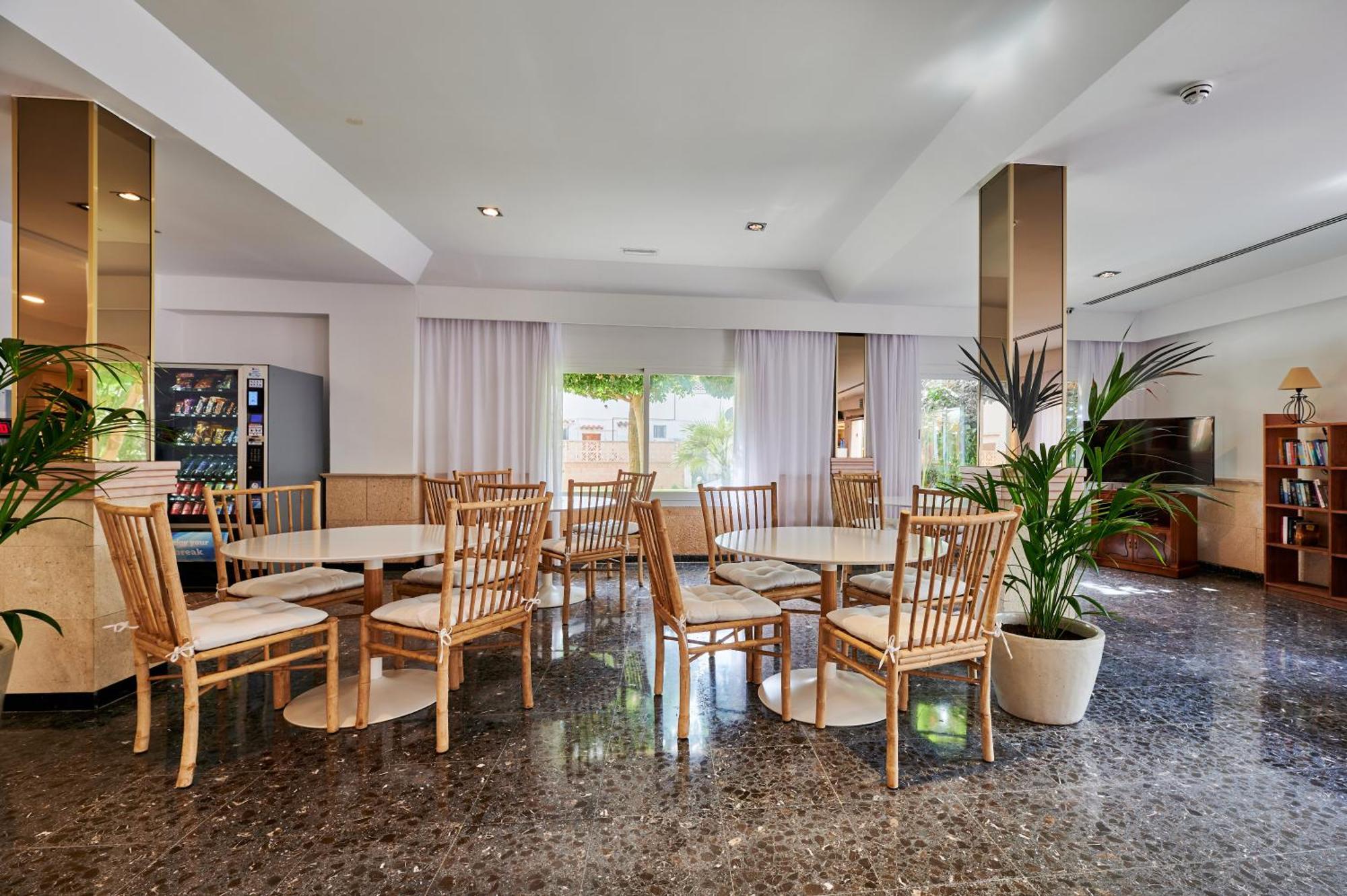 Roc Oberoy - Adults Only 4*