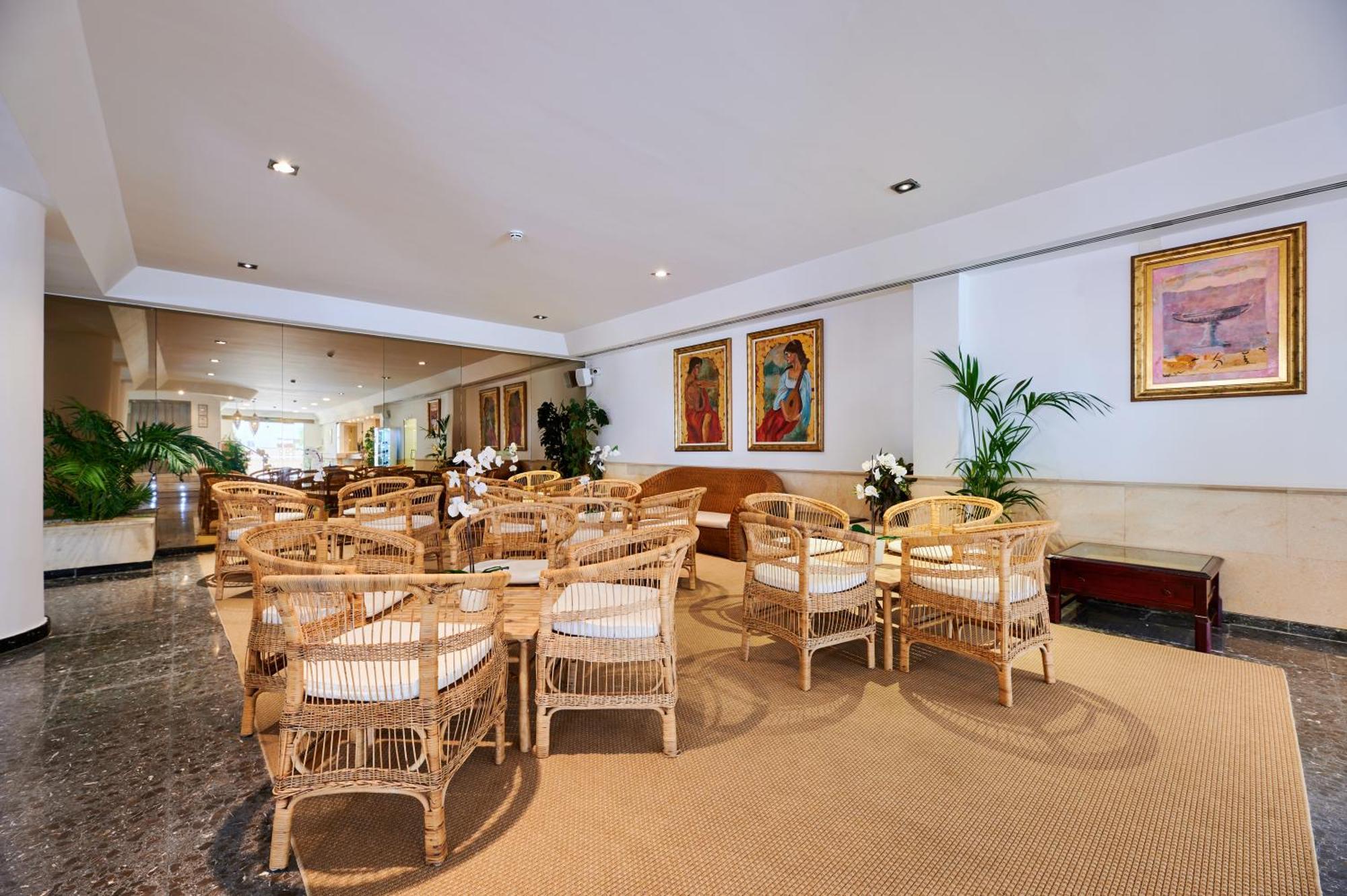 Roc Oberoy - Adults Only 4*